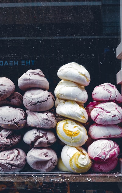 陈列柜里有一堆破烂